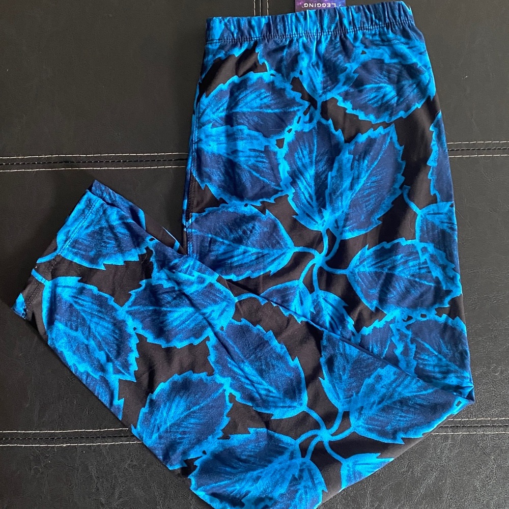 Legging Universe buttery soft leggings.  Blue leafs.